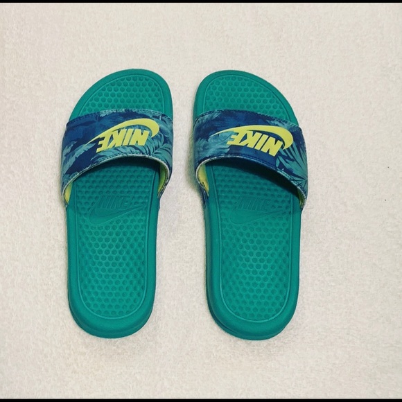 nike slippers size 7